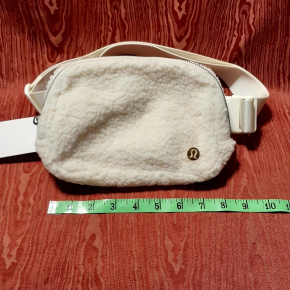 Lululemon Everywhere Athletica Fleece Belt Bag Ivory Trench Fanny Pack NWT - Picture 9 of 13